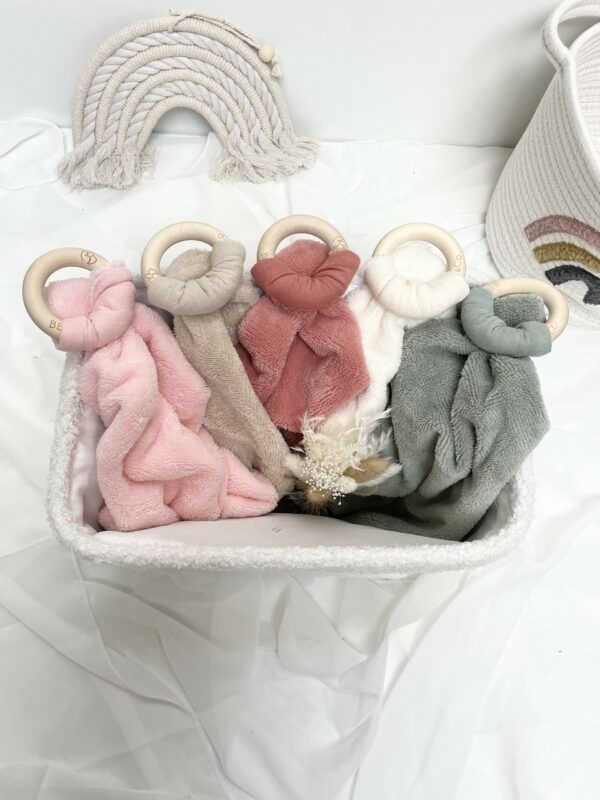 Doudou personnalisé avec anneau dentition en bois – Image 8