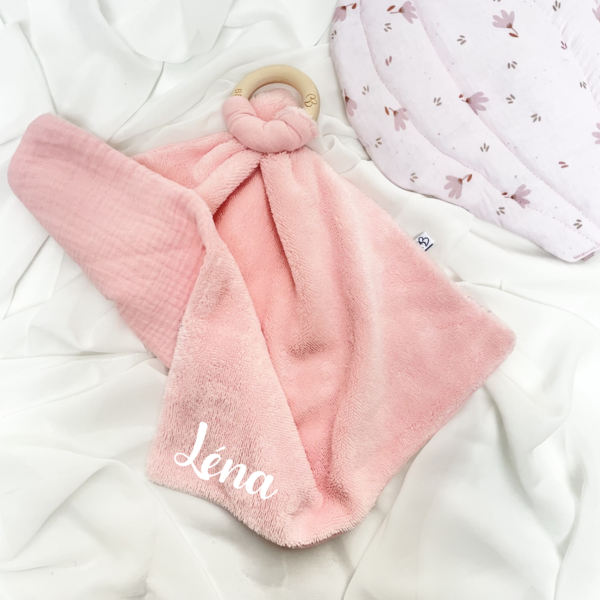 Doudou personnalisé avec anneau dentition en bois – Image 6
