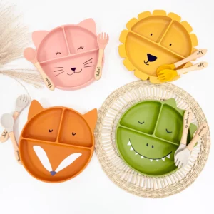 Assiette repas personnalisée en silicone avec ventouse et couverts assortis – cadeau bébé – Atelier Chartres